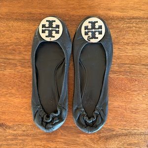 Tory Burch Minnie Cap-Toe Ballet Flat Black with silver buckle. 8.5